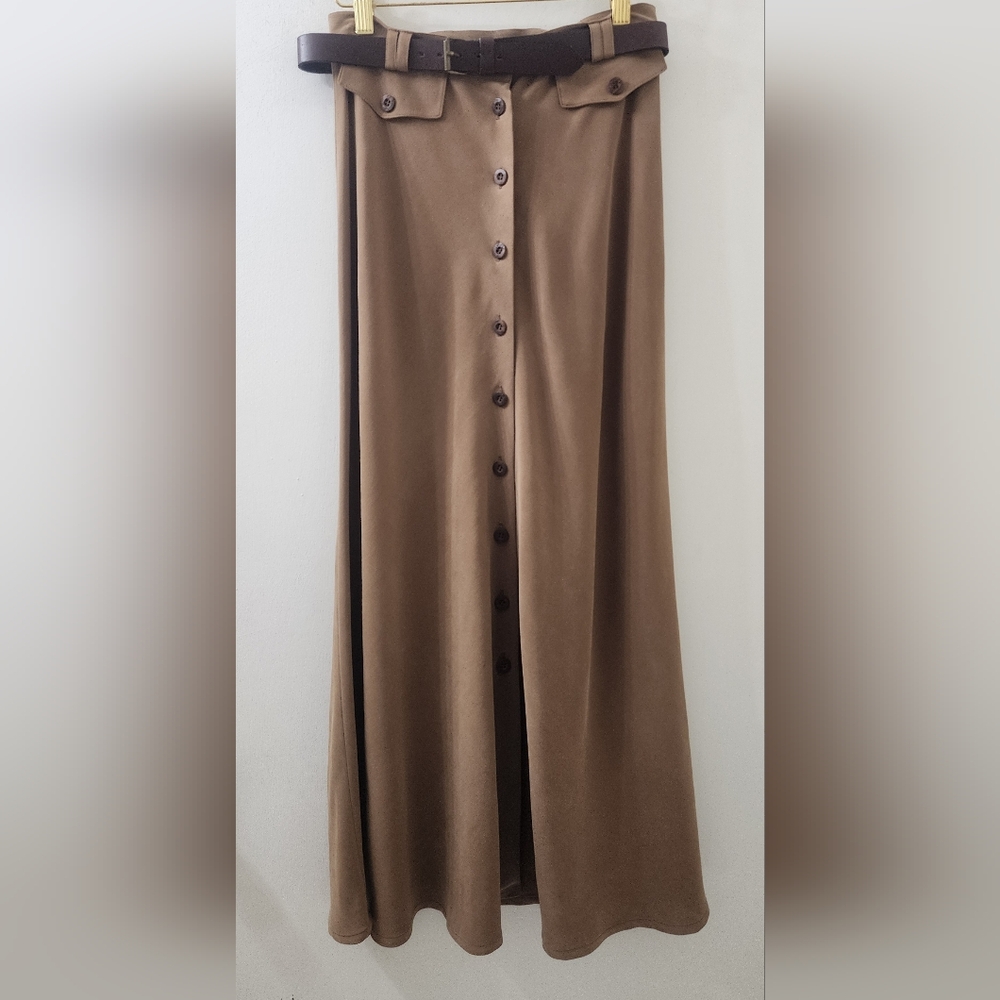 Peter Nygard Tan Skirt, Size 6, 100%‎ Silk.